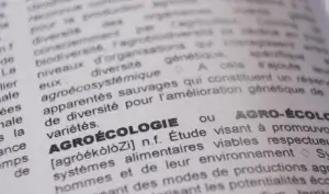 L’agroécologie est une démarche intégrée qui cherche à associer les pratiques agricoles avec les écosystèmes naturels afin de développer une agriculture durable et résiliente.